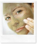 Нанесение грязевой маски на лицо