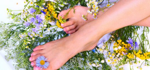 женские ножки среди цветов