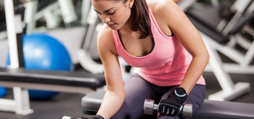 девушка с гантелями