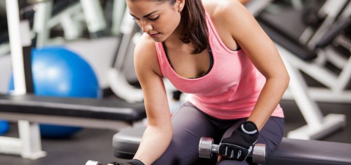 девушка с гантелями