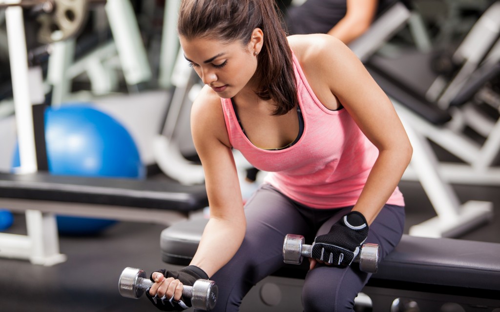 девушка с гантелями