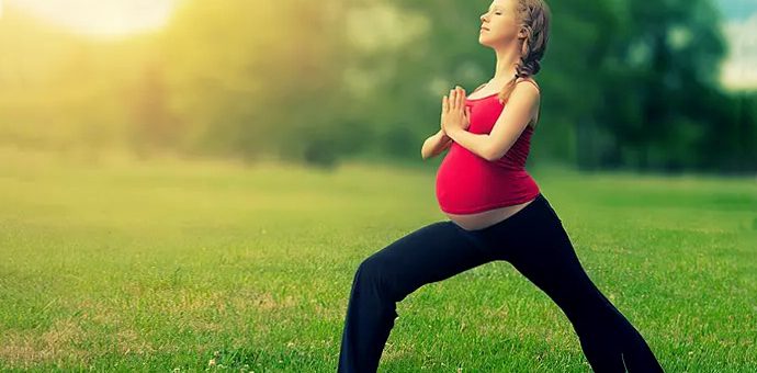 йога беременной на природе