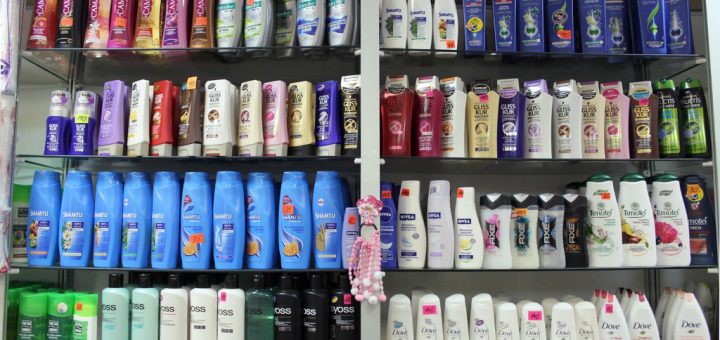 Выбор шампуня в магазине