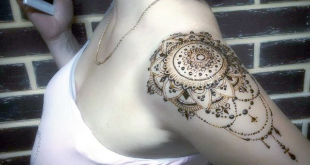 био-тату на плече