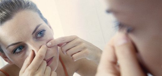 девушка выдавливает прыщи