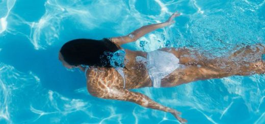 девушка в бассейне с распущенными волосами