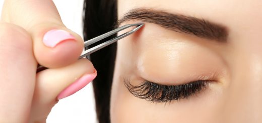 выщипывание бровей пинцетом