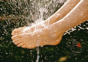 Ванночки и холодная вода против отеков ног