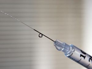 Липолитики вводят в проблемную зону при помощи иглы