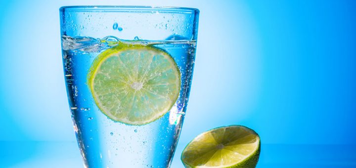 Стакан воды с лимоном и медом