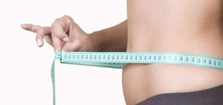 Замеряем объем талии сантиметром