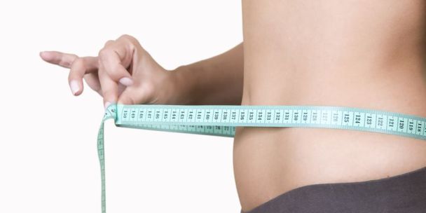 Замеряем объем талии сантиметром