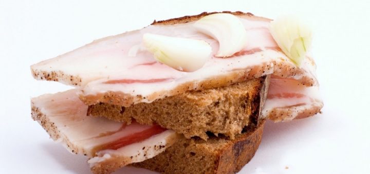 Бутерброд с салом и луком