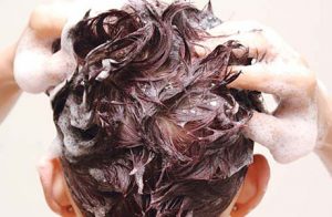 Отсутствие обильной пены при мытье головы