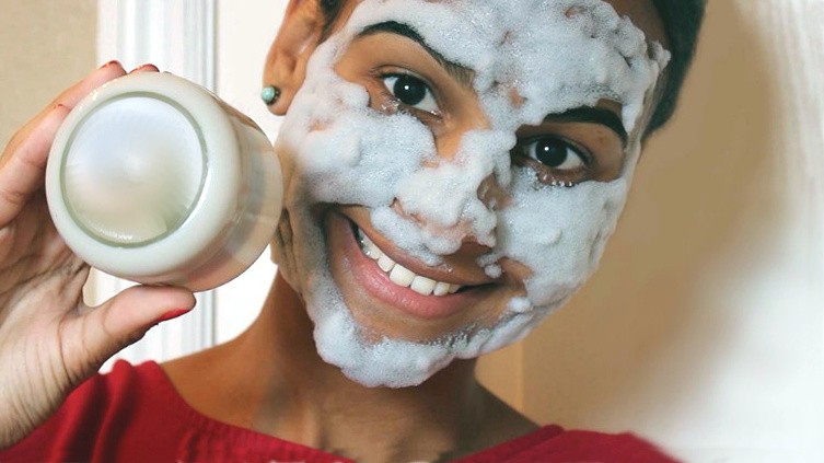 Пузырьковая маска на лице