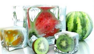 кубики льда с фруктами